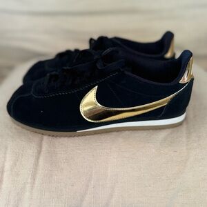 Nike Classic Cortez SE Metallic Gold | Women’s 9